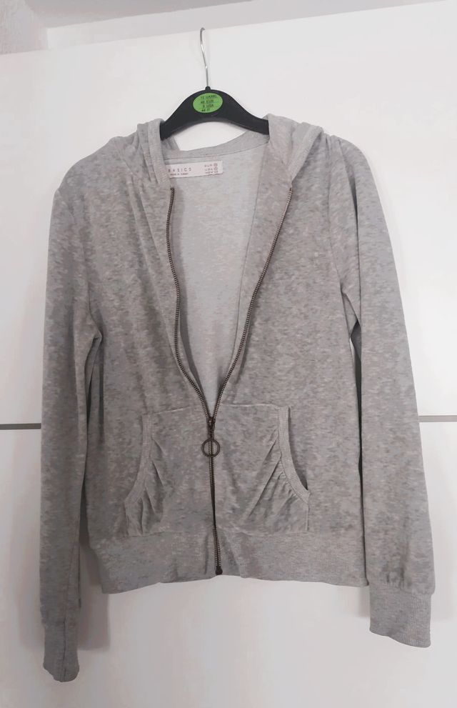 Sudadera gris con capucha