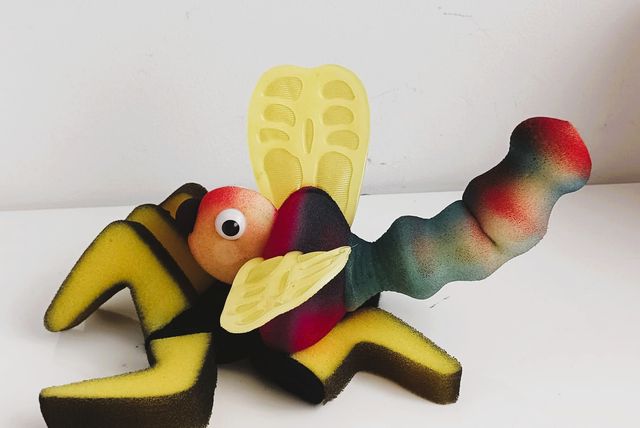 Marioneta libélula artesanal