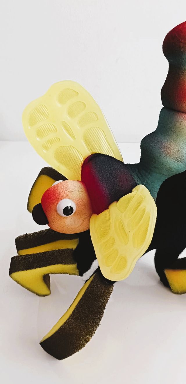 Marioneta libélula artesanal