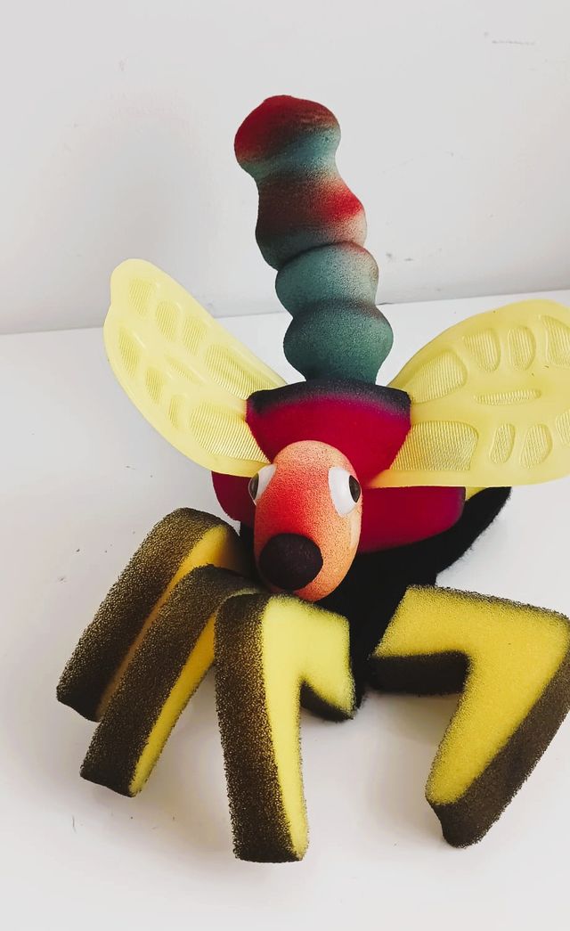 Marioneta libélula artesanal