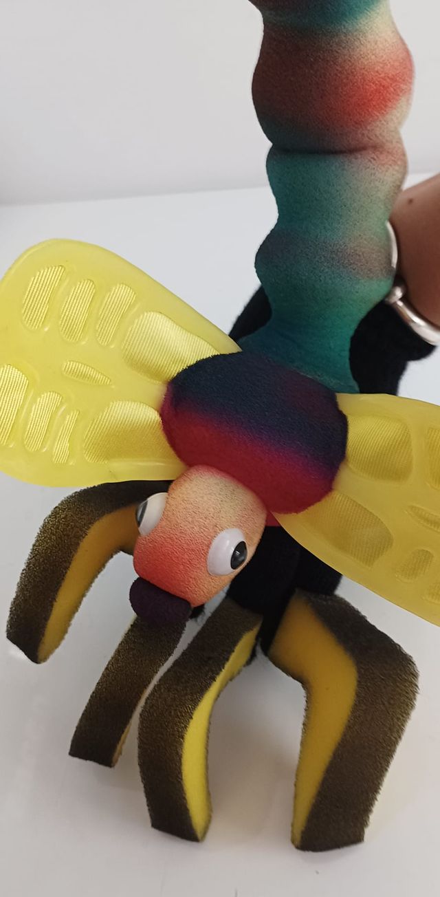 Marioneta libélula artesanal