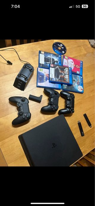PS4, mandos y los juegos de la foto