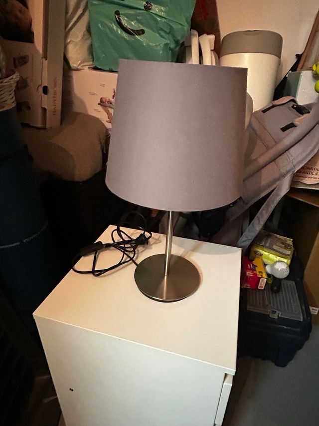 Lámpara de mesa gris metal