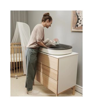 Cómoda Stokke bebé blanca