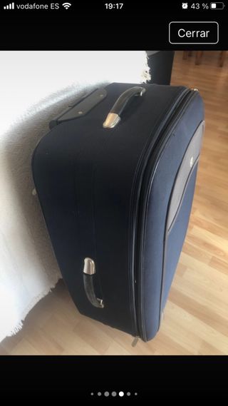 Maleta azul y gris  es bastante grande