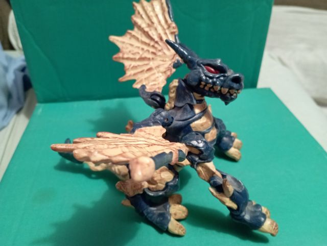 Dragón articulado de juguete