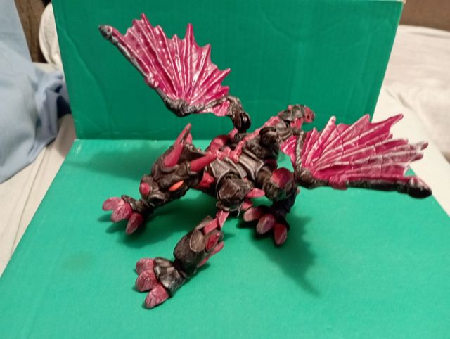 Dragón articulado de juguete