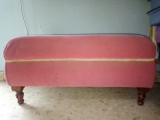 Puf rosa - patas madera
