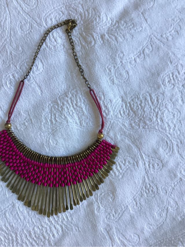 Gargantilla dorada y fucsia