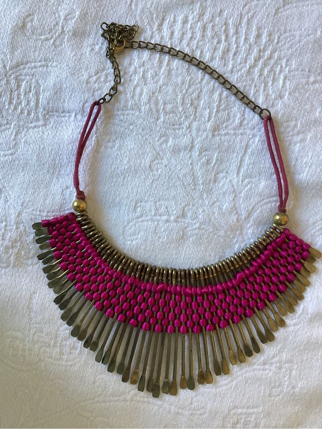 Gargantilla dorada y fucsia