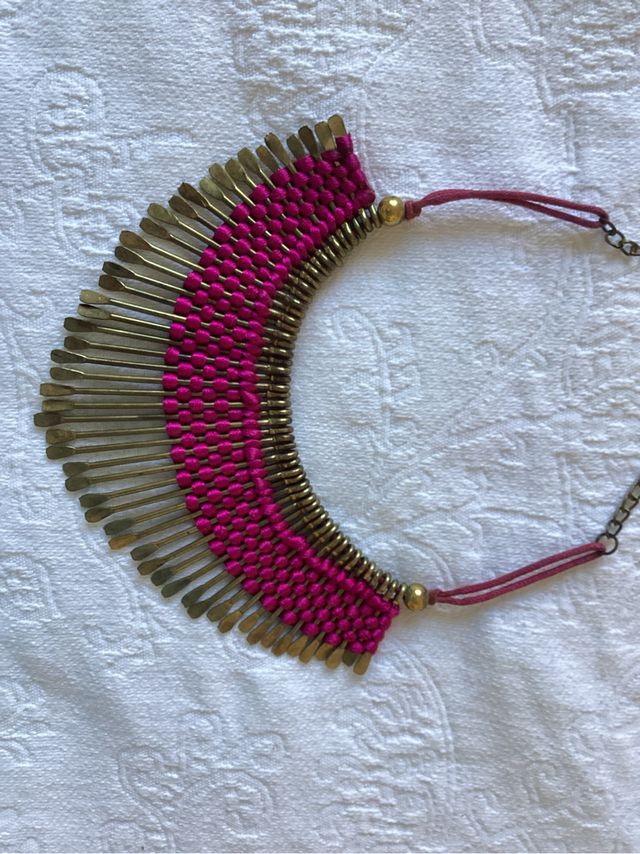 Gargantilla dorada y fucsia