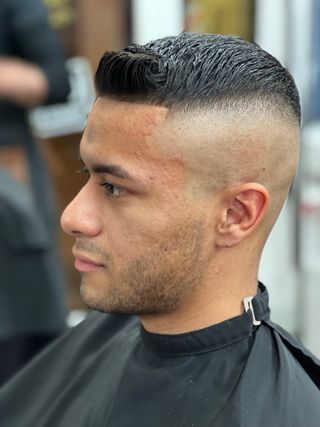 barbero con mas de 8 años de experiencia