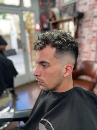 barbero con mas de 8 años de experiencia