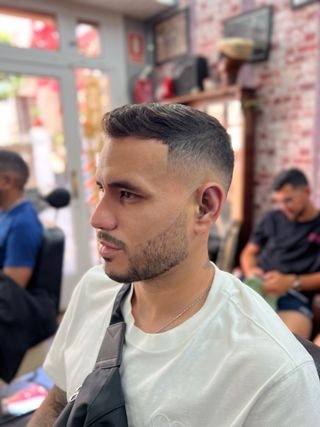barbero con mas de 8 años de experiencia