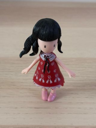 Muñeca pequeña roja