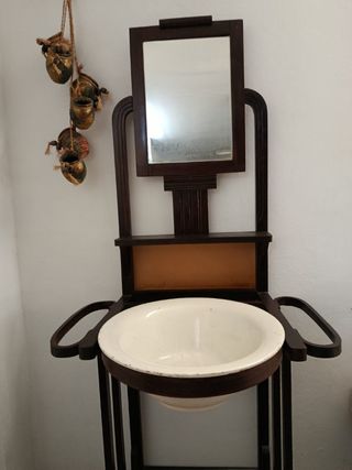 Antiguo mueble palanganero
