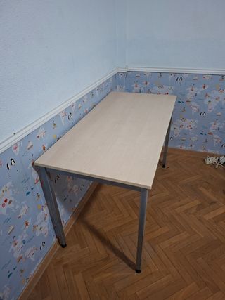 Mesas de buena calidad y sillas acolchadas
