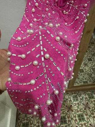 vestido rosa con perlas y plumas 
