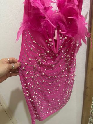vestido rosa con perlas y plumas 
