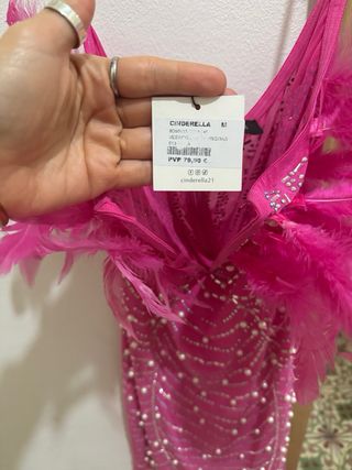 vestido rosa con perlas y plumas 
