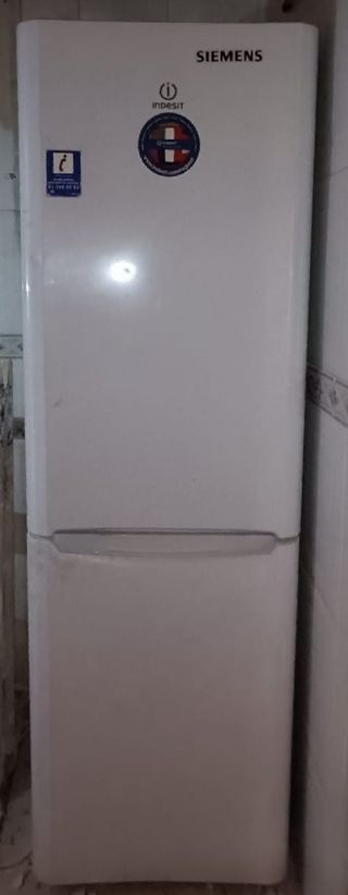 Nevera Indesit blanca