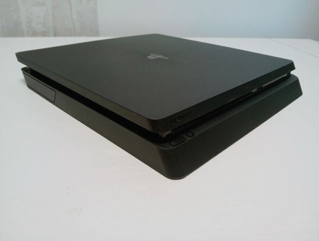 PS4 Slim 1TB + juegos físicos + mando ps4 original