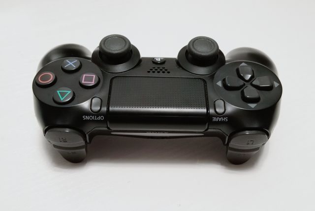 PS4 Slim 1TB + juegos físicos + mando ps4 original