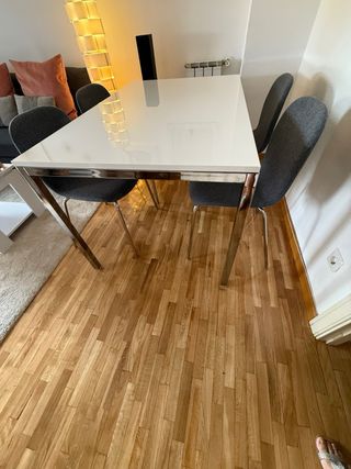 Mesa comedor blanca + 4 sillas grises. 