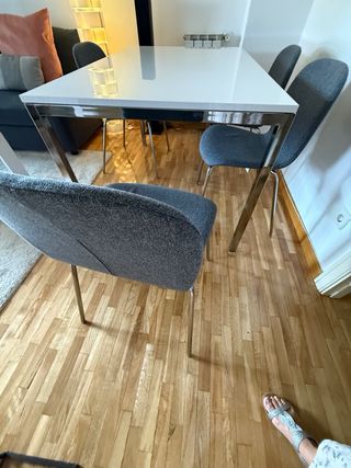 Mesa comedor blanca + 4 sillas grises. 