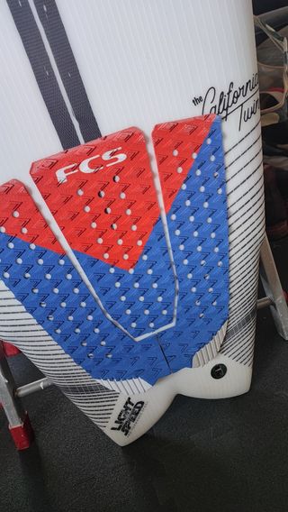 Tabla surf colaboración entre MAYHEM y MR - ESTENO