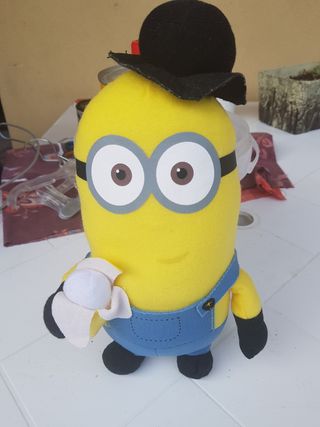 Peluche Minion 26cm: Banana & Cappello