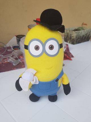 Peluche Minion 26cm: Banana & Cappello