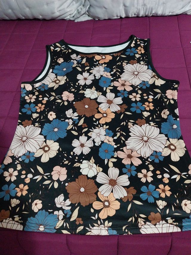 Camiseta negra floral sin mangas