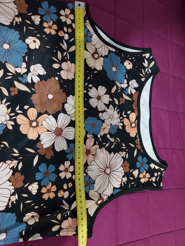 Camiseta negra floral sin mangas