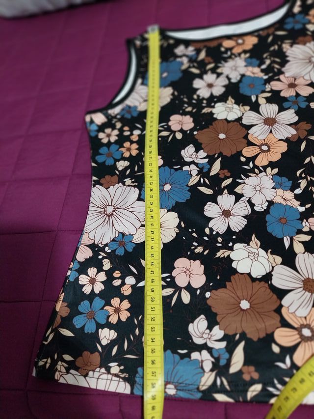 Camiseta negra floral sin mangas