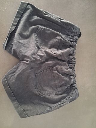 Shorts premamá negros regulables.