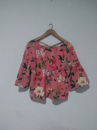 Blusa Bershka rayas rojas flores