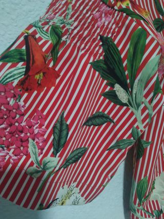 Blusa Bershka rayas rojas flores