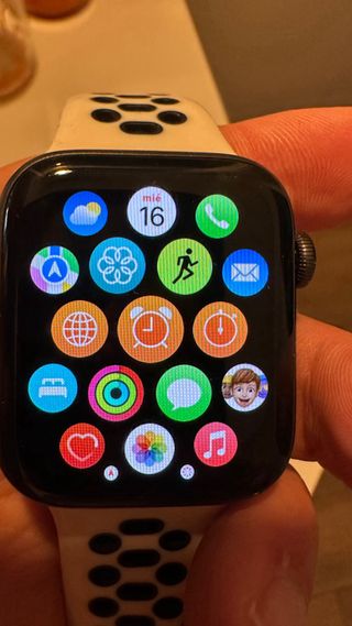 Apple Watch Series 5 44mm + correas + cargador