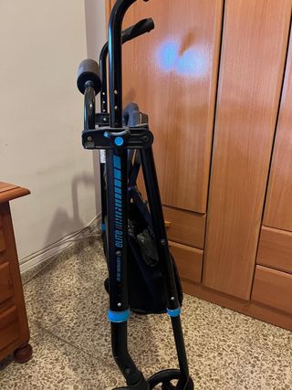 Andador con ruedas y cesta