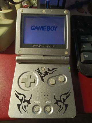Game Boy Advance SP Tribal Plateada