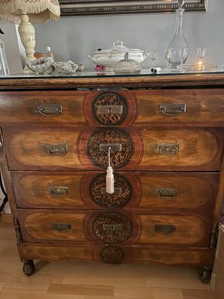 Cómoda antigua con sobre de cristal