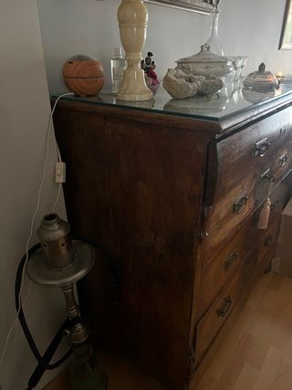 Cómoda antigua con sobre de cristal