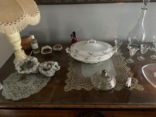 Cómoda antigua con sobre de cristal