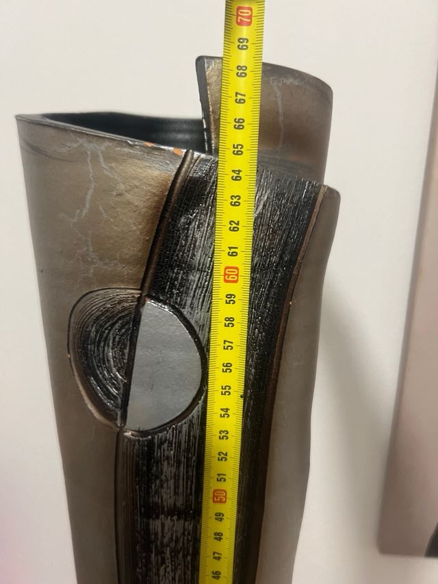 Jarrón decorativo plata y gris de línea moderna.