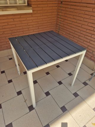 Mesa exterior gris y blanca