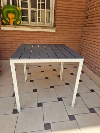 Mesa exterior gris y blanca