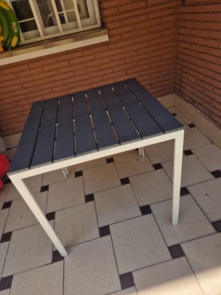 Mesa exterior gris y blanca