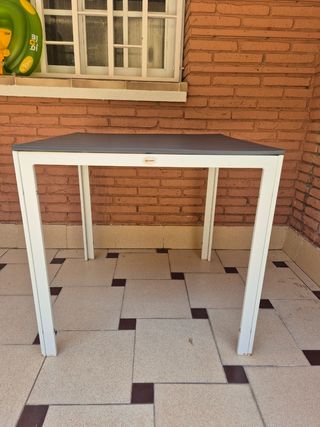 Mesa exterior gris y blanca