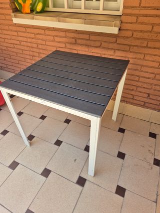 Mesa exterior gris y blanca